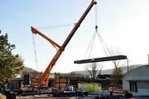 Ausschweben der erste Behelfsbrcke durch den Liebherr-Kran am Bf Ettlingen/West, 26.11.09