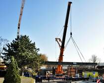 langsames Ablegen der erste Behelfsbrcke durch den Liebherr-Kran
auf den bereitstehenden Tieflader am Bf Ettlingen/West, 26.11.09