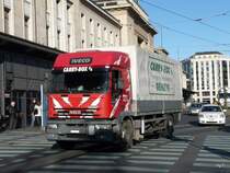 IVECO EuroTech Lastwagen unterwegs in der Stadt Genf am 11.12.2009