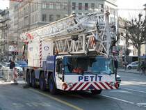 Liebherr Kran unterwegs in der Stadt Genf am 11.12.2009