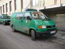 VW T4 steht am 15.12.2009 vor der Bundespolizeiinspektion in Erfurt.