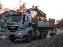 MAN_ der Fa.Mitter-Trans steht schon fr die  Nachtbaustelle-Bahnbergang  in Ried i.I. bereit;091121