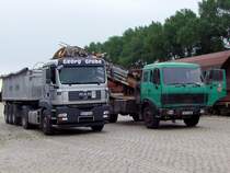 MAN-TGA18-400 wird vom aufgebautem Frderband des MB1625am Bhf. Cuxhaven beladen;090831