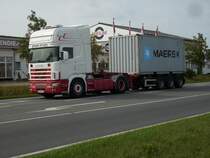 Unterwegs auf der B96 bei Bergen/Rgen war am 29.Juli 2009 dieser SCANIA-Containertransporter.
