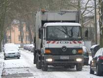 Bei jedem Wetter fleissig: Ein Entsorgungsfahrzeug des privaten Unternehmens ALBA in Berlin Karlshorst. 18.12.2009
