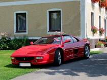 Ferrari F355GTS parkt vor einem Bauernhof bei Reichersberg/Inn;090809