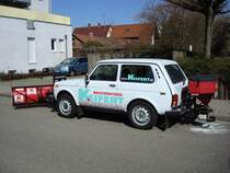 Lada  Niva , mit Rumschild und Streuvorrichtung !
na fr den Winter in Freiburg wirds gengen,
Freiburg/Breisgau 2009