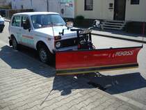 Lada  Niva  ,als Schneepflug und Streufahrzeug,
ob der im russischen Winter getestet wurde ?
Freiburg/Breisgau 2009