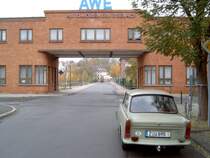 Ein lindgrner Trabant 601 vor dem Fahrzeugmuseum in Eisenach