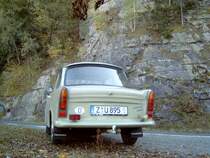 Ein lindgrner Trabant 601 vor dem Hohenwarte- Staussee