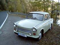 Ein lindgrner Trabant 601 vor dem Staussee Hohenwarte