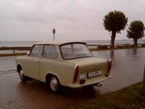 So mag er das Wetter gar nicht! Ein zwickauer Trabant 601 (Baujahr 1972) am Ostseebad Boltenhagen (NWM)