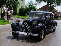 CITROEN_Traction Avant wird anlsslich der Oldtimerausfahrt beim Stehrerhof von einigen Zuschauern bestaunt;090705