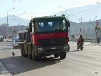 Mercedes ACTROS Kipper unterwegs in der Stadt Genf am 11.12.2009