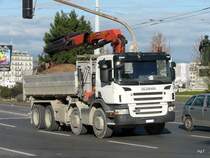Scania P 360 Kipper unterwegs in der Stadt Genf am 11.12.2009
