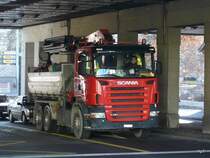 Scania R 420 Kipper unterwegs in der Stadt Genf am 11.12.2009