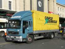 Volvo Lastwagen unterwegs in der Stadt Genf am 11.12.2009