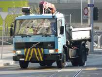 Volvo FL 7 Kipper unterwegs in der Stadt Genf am 11.12.2009