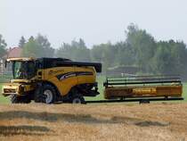 NEW-HOLLAND_CX820 verlsst nach getaner Arbeit ein abgeerntetes Weizenfeld nahe Ried i.I.;090809