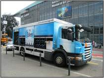 Ein Scania-LKW vor dem Bahnhof in Luzern bei der Auslieferung von Wasser-Behltern. (18.07.2007)