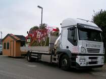 LKW der Fa. Holzknecht steht mit seinem  Huschenanhnger  am Messegelnde in Ried i.I. zur Abfahrt bereit;090914