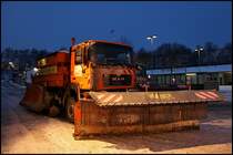 Der Schnee hat nun auch im Sauerland einzug gehalten. Am Morgen eines eiskalten Samstages stehen MAN 19.364 und MAN FE360A, gezeichnet vom Rumeinsatz, auf dem Platz der AM Ldensheid.