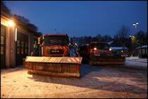 Der Schnee hat nun auch im Sauerland einzug gehalten. Am Morgen eines eiskalten Samstages stehen MAN 19.364 und MAN FE360A, gezeichnet vom Rumeinsatz, auf dem Platz der AM Ldensheid.

