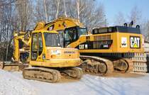 Groer und kleiner Raupenbagger friedlich nebeneinander hinter`m Bahnhof Euskirchen - 19.12.2009.
Komatsu PC75R und CAT 345C. 
