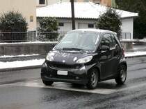 Schwarzer Smart unterwegs in der Stadt Lausanne am 19.12.2009