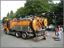 Ein LKW auf MAN-Fahrgestell mit einer Ausr�stung f�r die Kanalreinigung steht am 18.07.2007 vor dem Kultur- und Kongresszentrum in Luzern.