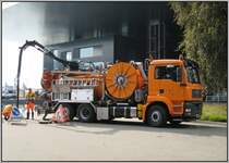 Ein LKW auf MAN-Fahrgestell mit einer Ausrstung fr die Kanalreinigung steht am 18.07.2007 vor dem Kultur- und Kongresszentrum in Luzern.