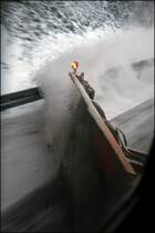 Schneerumen mit dem Seitenpflug. Aufgenommen als Beifahrer