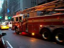 Ladder 16 des FDNY auf Einsatzfahrt auf der Fifth Avenue in Manhattan.
Bild aufgenommen am 24.9.2007.