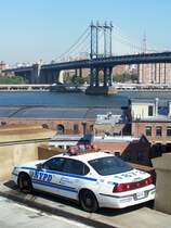 Chevrolet Impala des NYPD auf der Auffahrt zur Brooklyn Bridge, im Hintergrund die Manhattan Bridge.
Bild aufgenommen am 25.9.2007.
