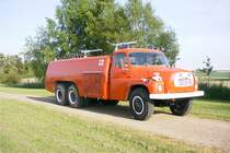 Tanklschfahrzeug TLF 32 - 60 auf Fahrgestell Tatra 148, Aufbau Rosenbauer.
Fotogrfiert im Jahr 2007 bei einer Fahrzeugschau im Feuerwehrmuseum Meetzen, heute Int. Feuerwehrmuseum Schwerin.
