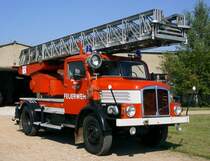 Drehleiter DL 25 auf Fahrgestell S 4000-1. Eines von 37 fr die Feuerwehren der DDR gebauten Drehleitern dieses Typs.
Fotogrfiert im Jahr 2007 bei einer Fahrzeugschau im Feuerwehrmuseum Meetzen, heute Int. Feuerwehrmuseum Schwerin.
