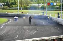Startprozedere beim Lauf zur LMMV & OBC am 27.06.09 im Stralsunder Speedway-Stadion  Paul-Greifzu  des MC Nordstern aus der Rckansicht
und die Druck- u. Staubwelle kommt erst so richtig ein paar Meter hinterm Starter