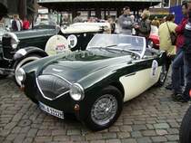 Dieser schne linksgesteuerte, racing-green und cremewei lackierte Austin-Healey ( Typ 100/4, Baujahr ca. 1955 ) stand ebenfalls bei der Oldtimerparade am Markt in Lbeck am 5. 10. 2007.