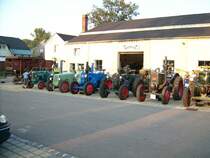 Parade der Lanz Bulldos vor dem Museum zum Abschlu des 10. Bulldogtreffens in Burkhardtsdorf.