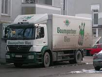 AXOR1833 im Vorweihnachtsstre� vor einem Getr�nkemarkt in Ried i.I.;091222