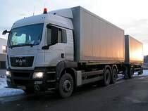 MAN_TGS26.440 ist schon Fr�hmorgens vor einer BILLA-Filiale in Ried i.I. mit Zustellarbeiten besch�ftigt;091222