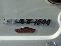 Das H�ndlerschild am Heck eines Fiat 1500