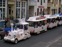 Strandbahn bimmelt durch die Stra�en von Warnem�nde;070825