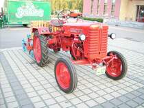 Farmal Mc Cormic D217 mit halbautomatischer Kartoffellegemaschiene am Bulldogmuseum in Burkhardtsdorf