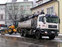 MAN_TGA33.440 mit aufgebautem HIAB-Kran transportiert Aushubmaterial von einer Stra�enbaustelle in Ried i.I. ab;091221