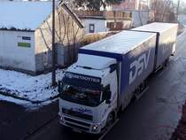 VOLVO-FH_Globetrotter ist Richtung Stadtzentrum Ried i.I. unterwegs;091222