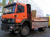 ATEGO1828 der Stadtgemeinde Ried i.I. beim Abbau der Weihnachts-Punschst�nde am Hauptplatz;091228