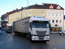 IVECO_STRALIS500 kurvt Fr�hmorgens im Stadtgebiet von Ried;091228