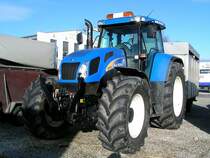 NEWHOLLAND TVT170 steht mit einem Viehanh�nger vor der FIH-Versteigerungshalle in Ried i.I.;091228