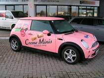 MINI einer bekannten �sterreichischen S��warendynastie steht mit der neuen Werbefolie beklebt am Abholparkplatz beim Beschriftungszentrum in Ried i.I.;091229